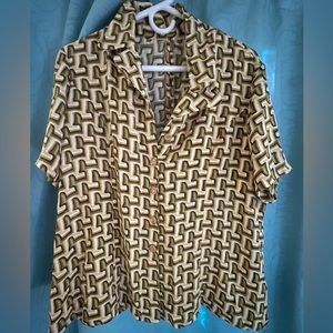Unisex vintage button up top. No tags. Seems like it is a medium size.